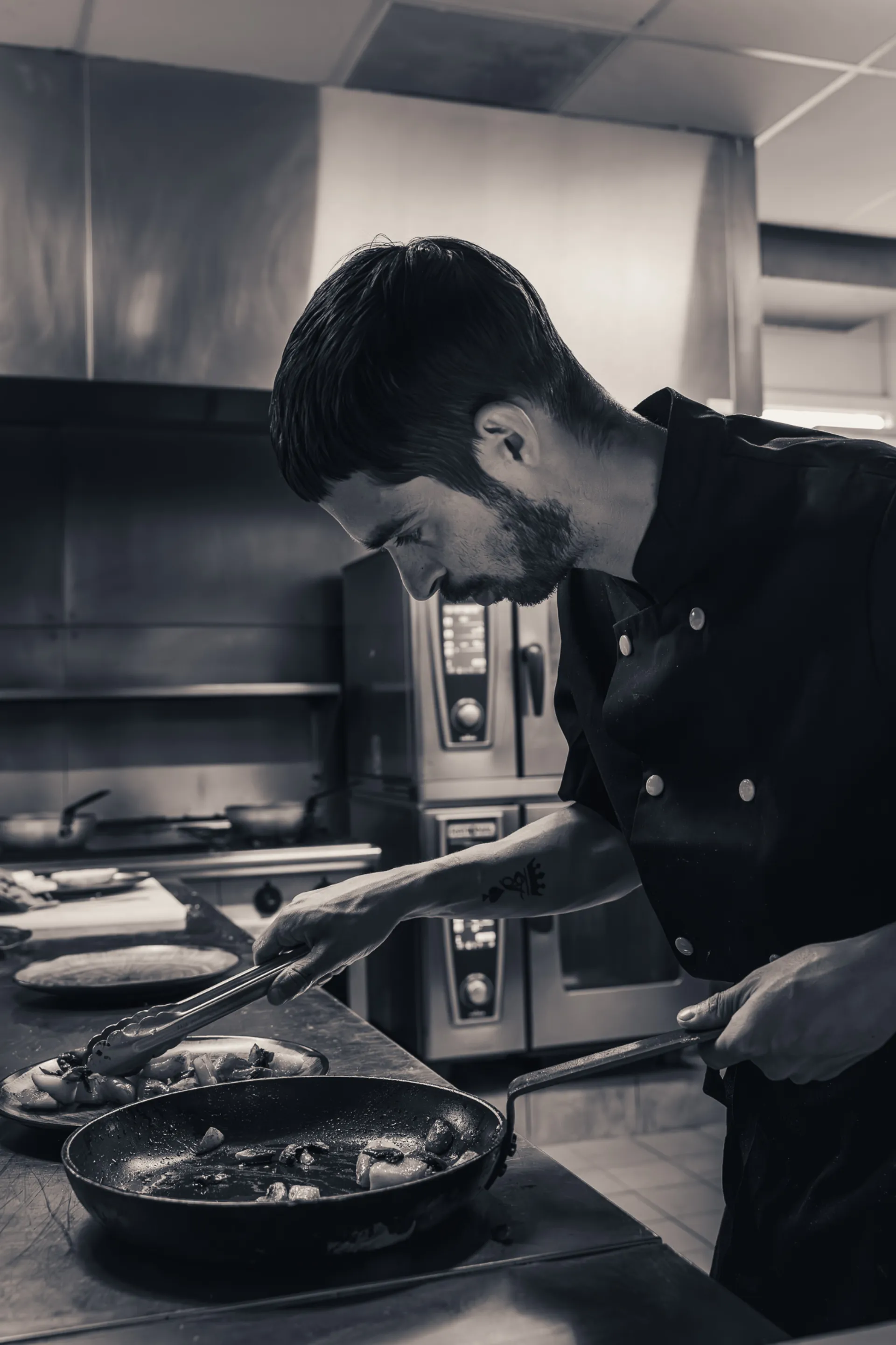 Reportage en cuisine de restaurant, chef en action