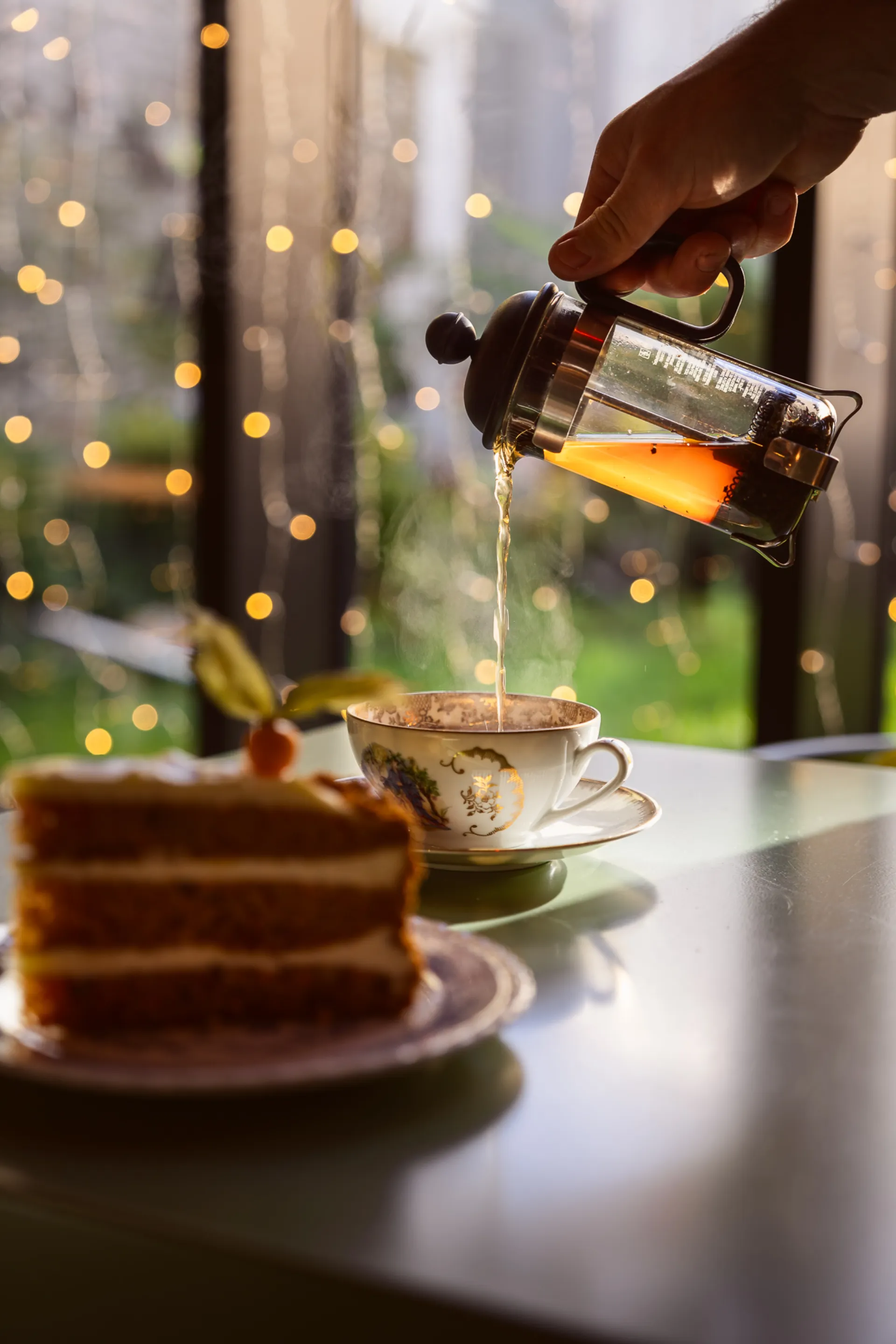 Service de thé dans une ambiance chaleureuse, photographié par Théo Cohen