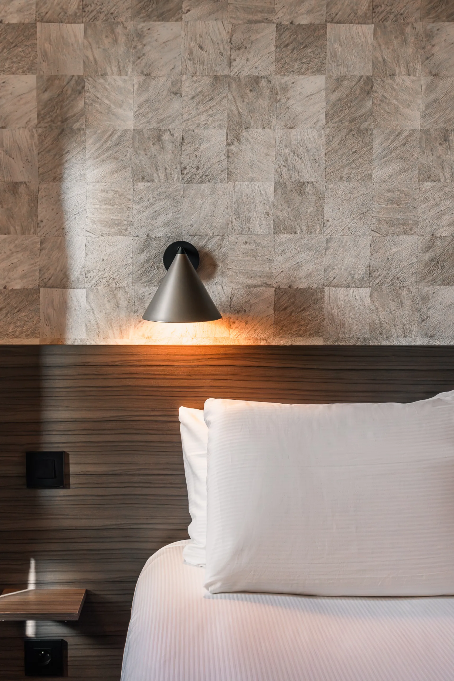 Photographie de chambre d'hôtel, détail décoration intérieure