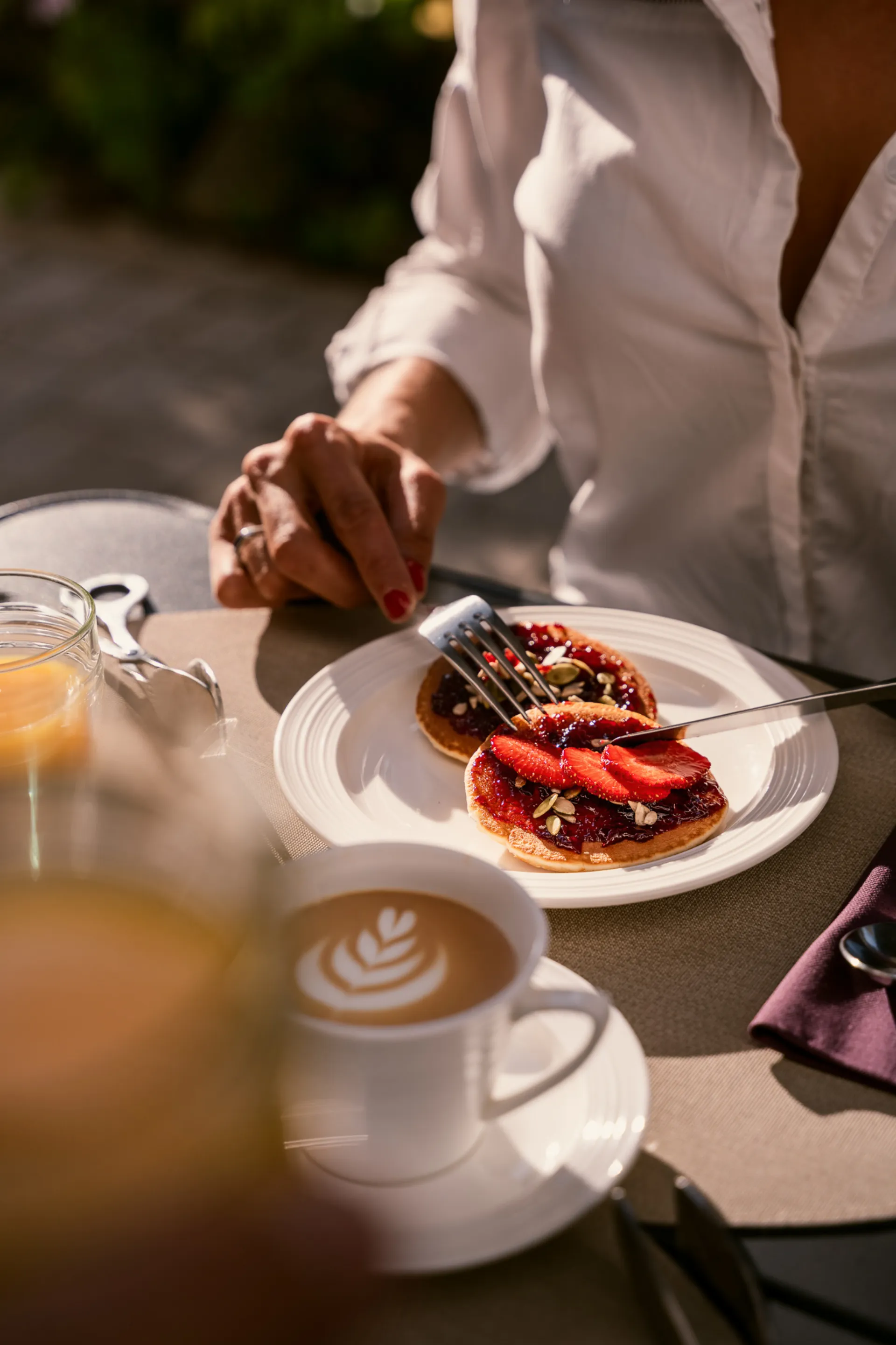 Photographie d'hôtel en Bretagne, petit-déjeuner en terrasse par Théo Cohen