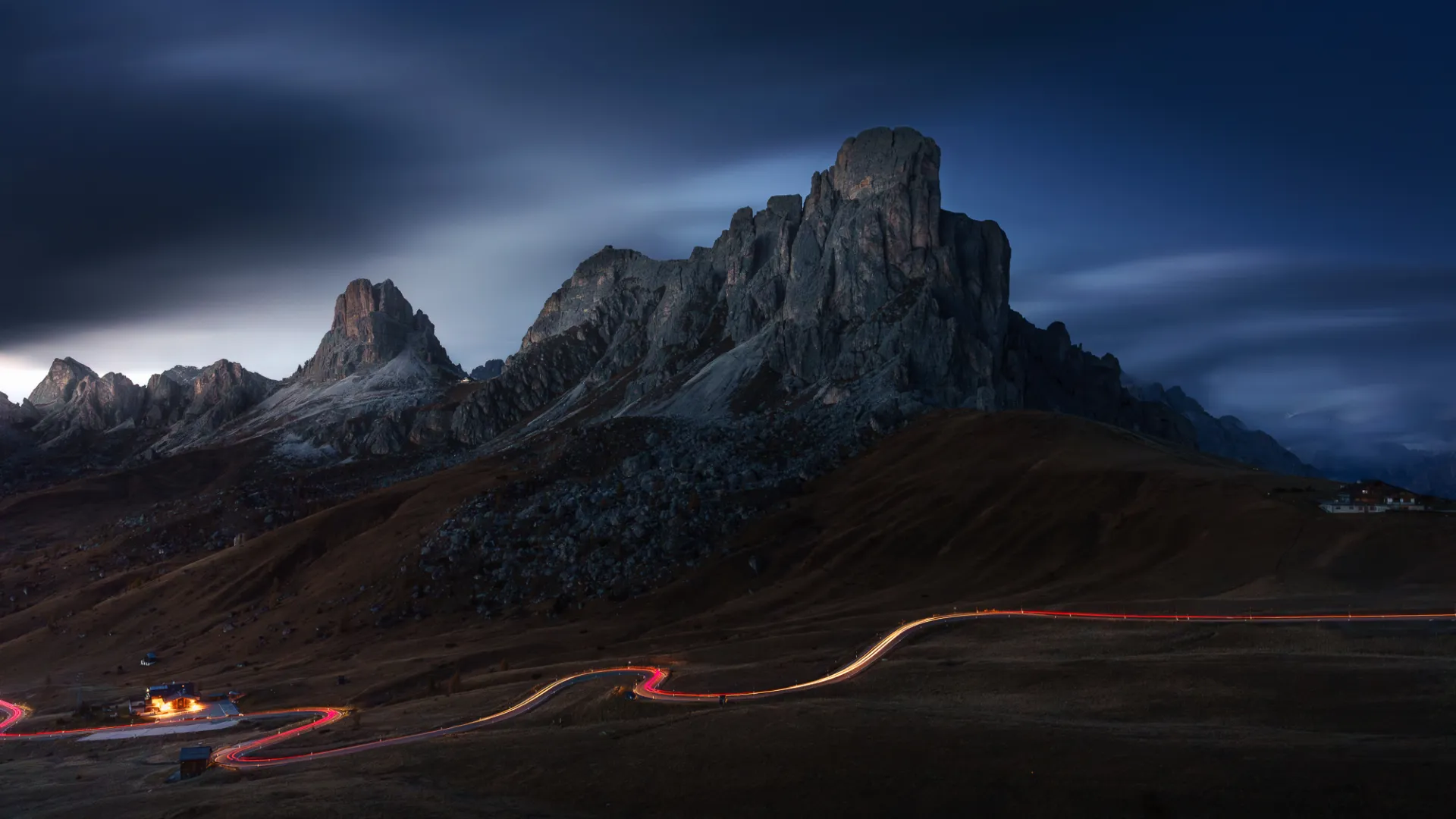 Photographie de paysage de montagne de nuit, Dolomites