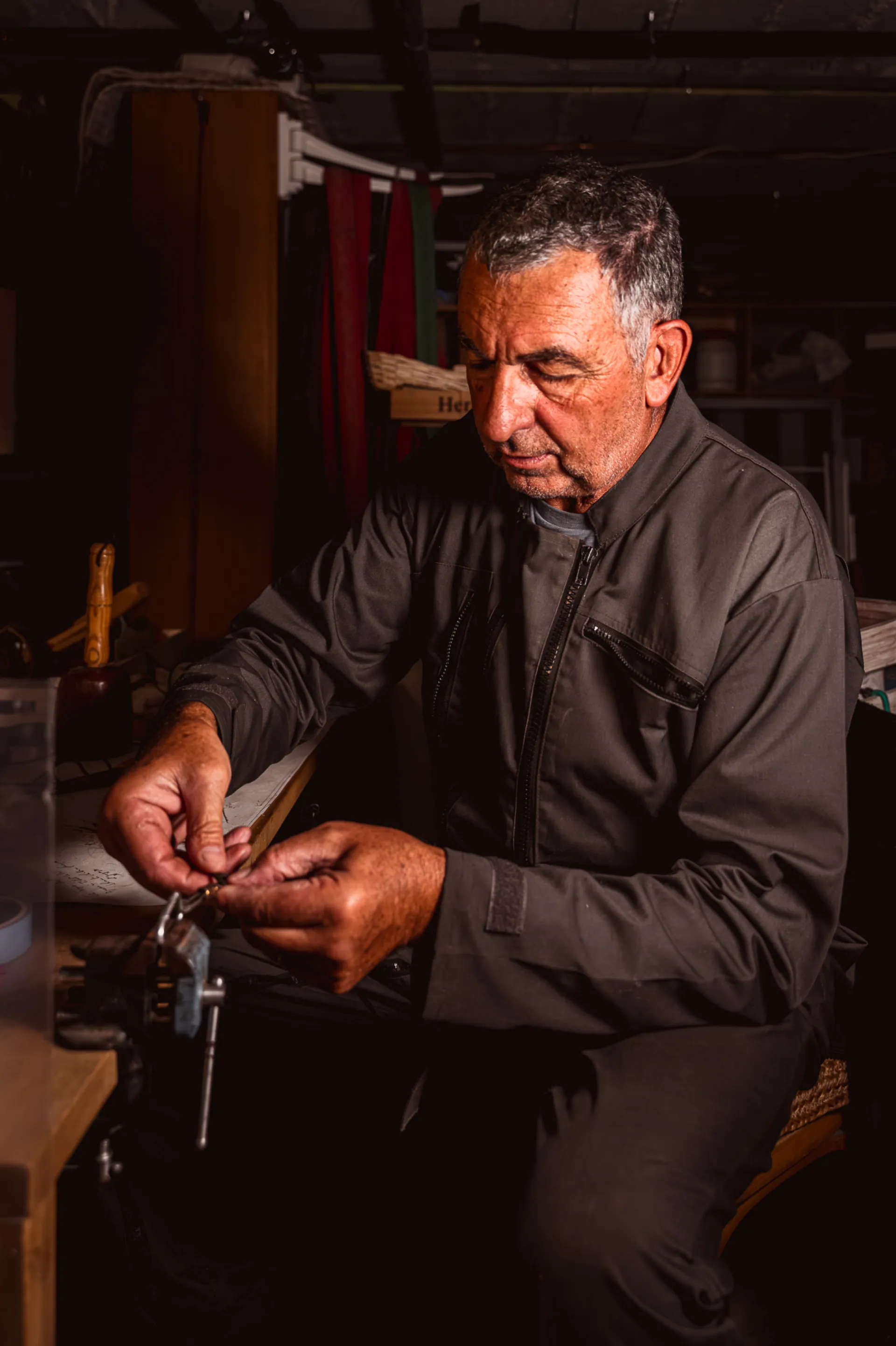 Forgeron travaillant le métal incandescent