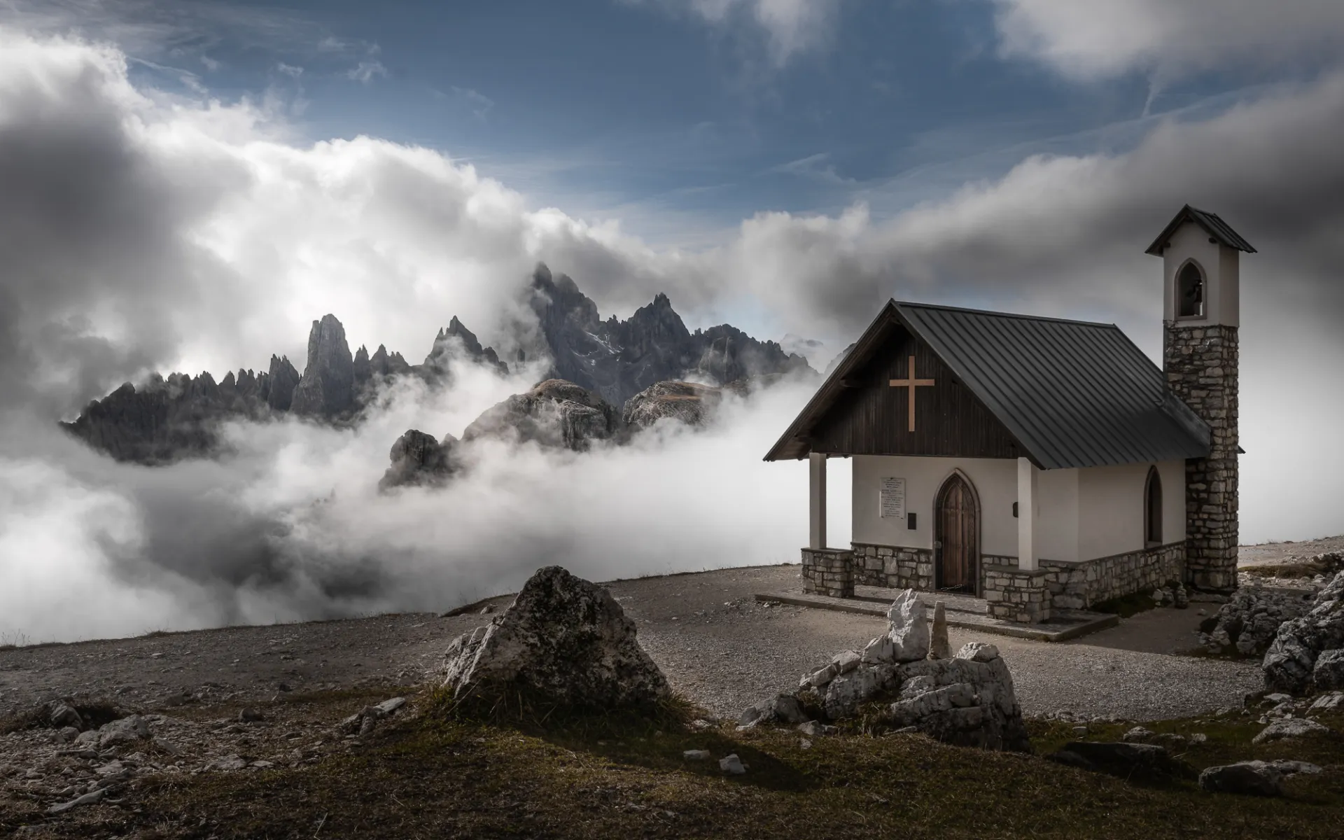 Chapelle de montagne dans les Dolomites, brume et sommets