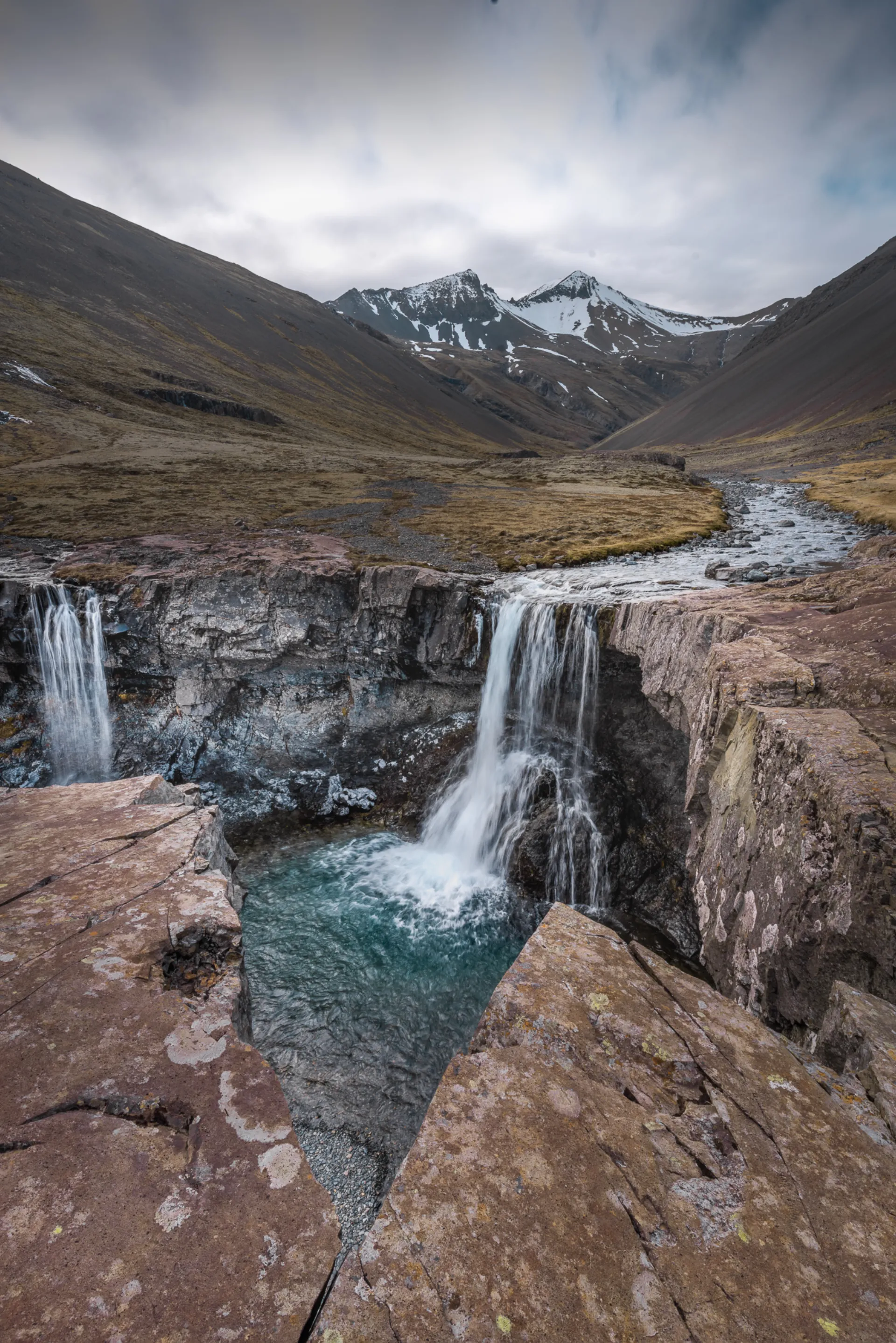 Cascade dans une vallée minérale