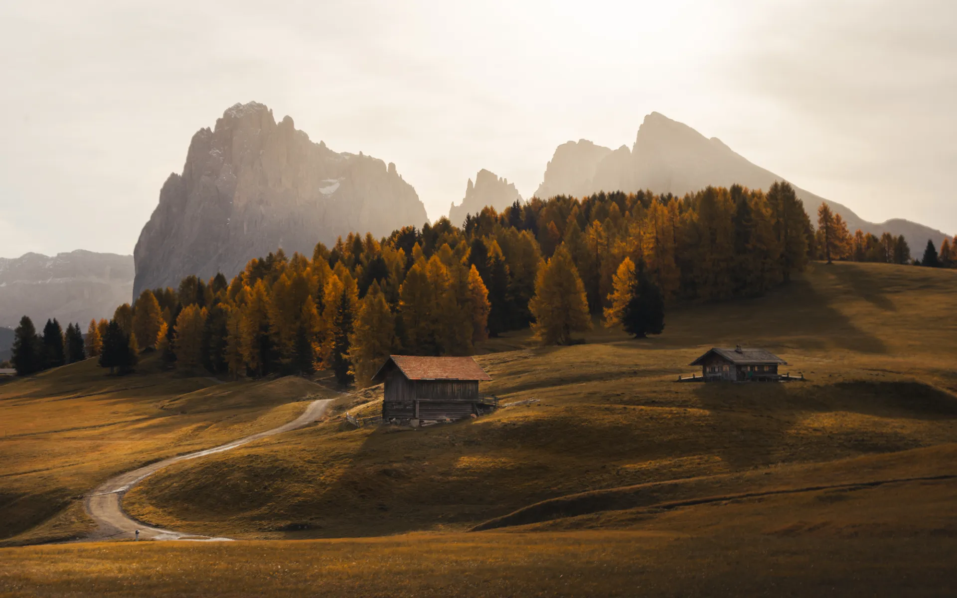 Chalets d'automne dans les Dolomites