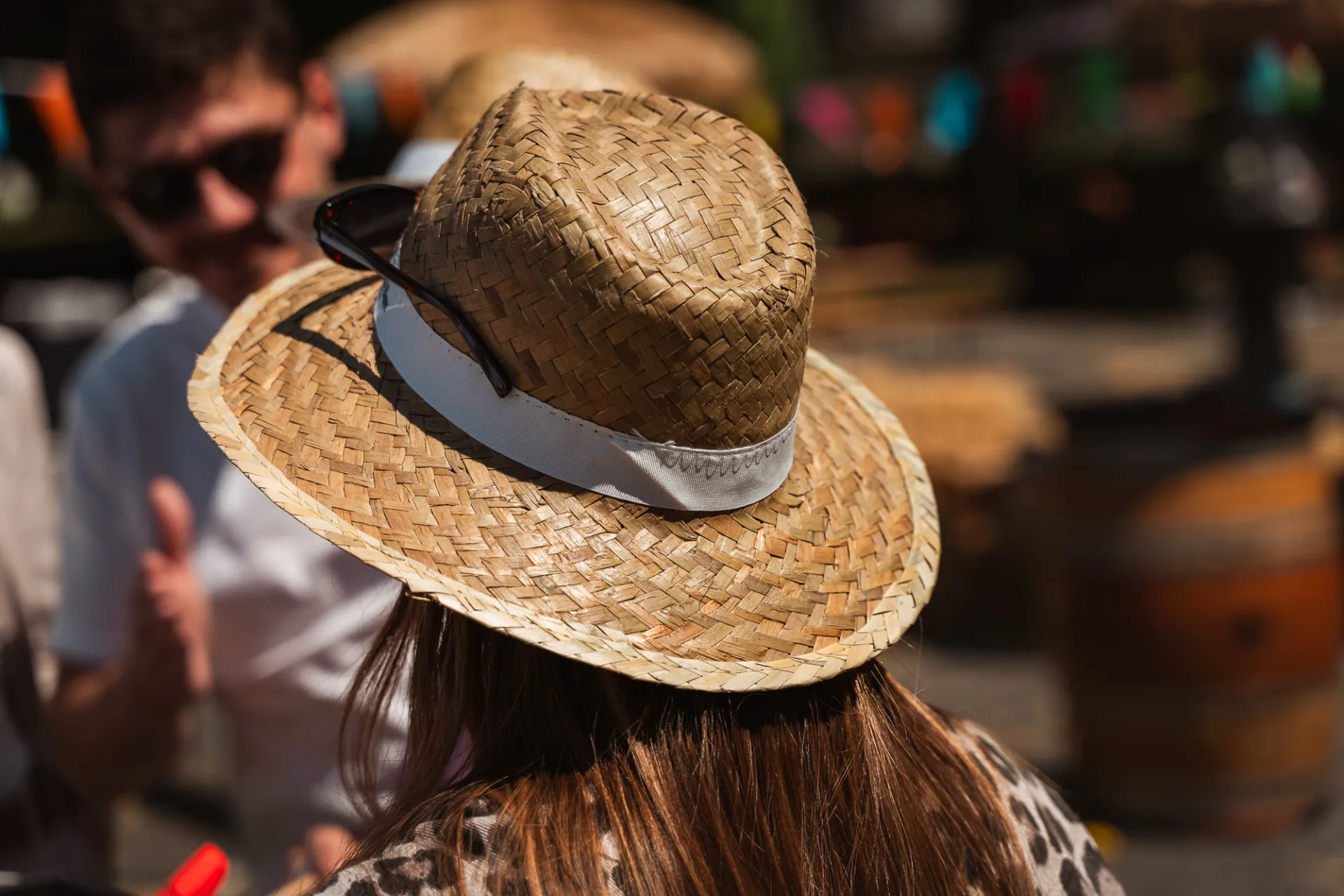 Chapeau de paille vu de dos en plein soleil