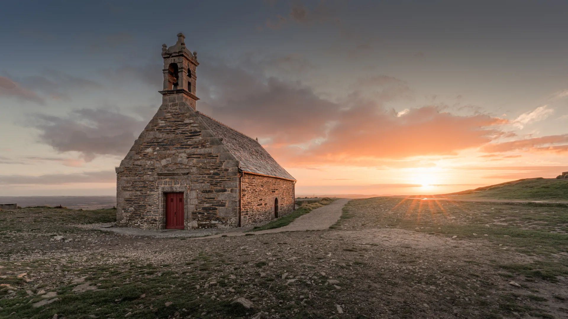 Chapelle bretonne au coucher de soleil