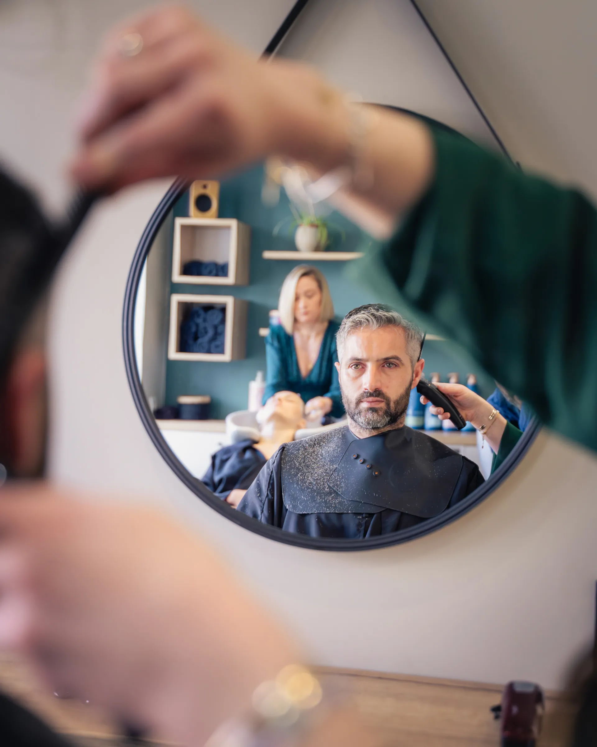 Coiffeur dans le miroir