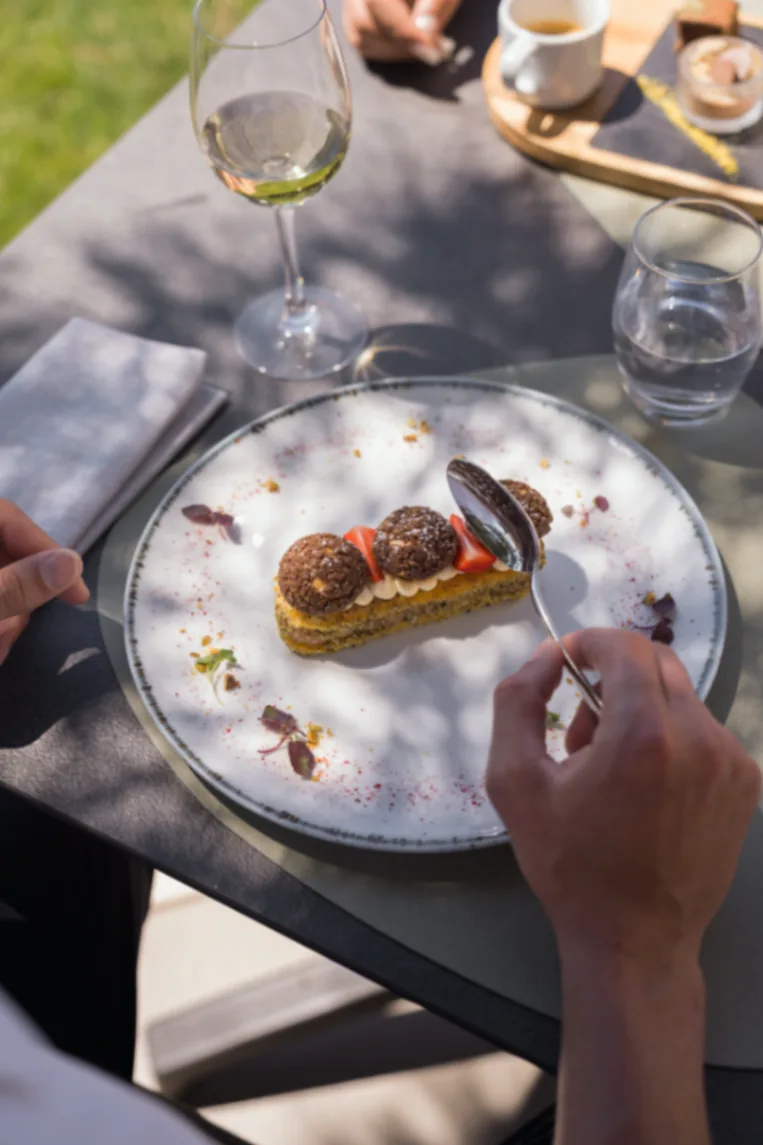 Dessert à la noisette avec verre de vin blanc en terrasse