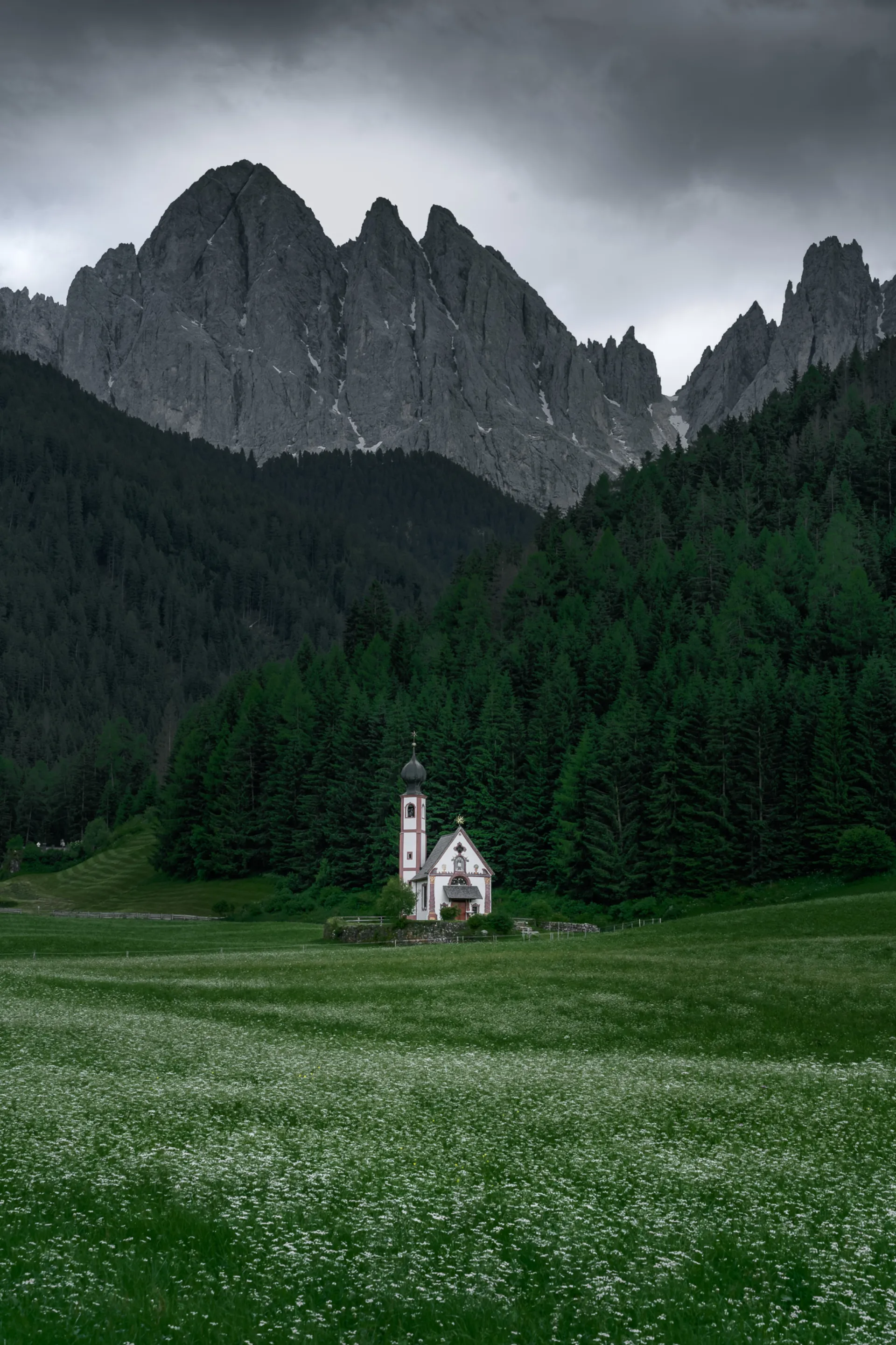 Église dans la prairie des Dolomites