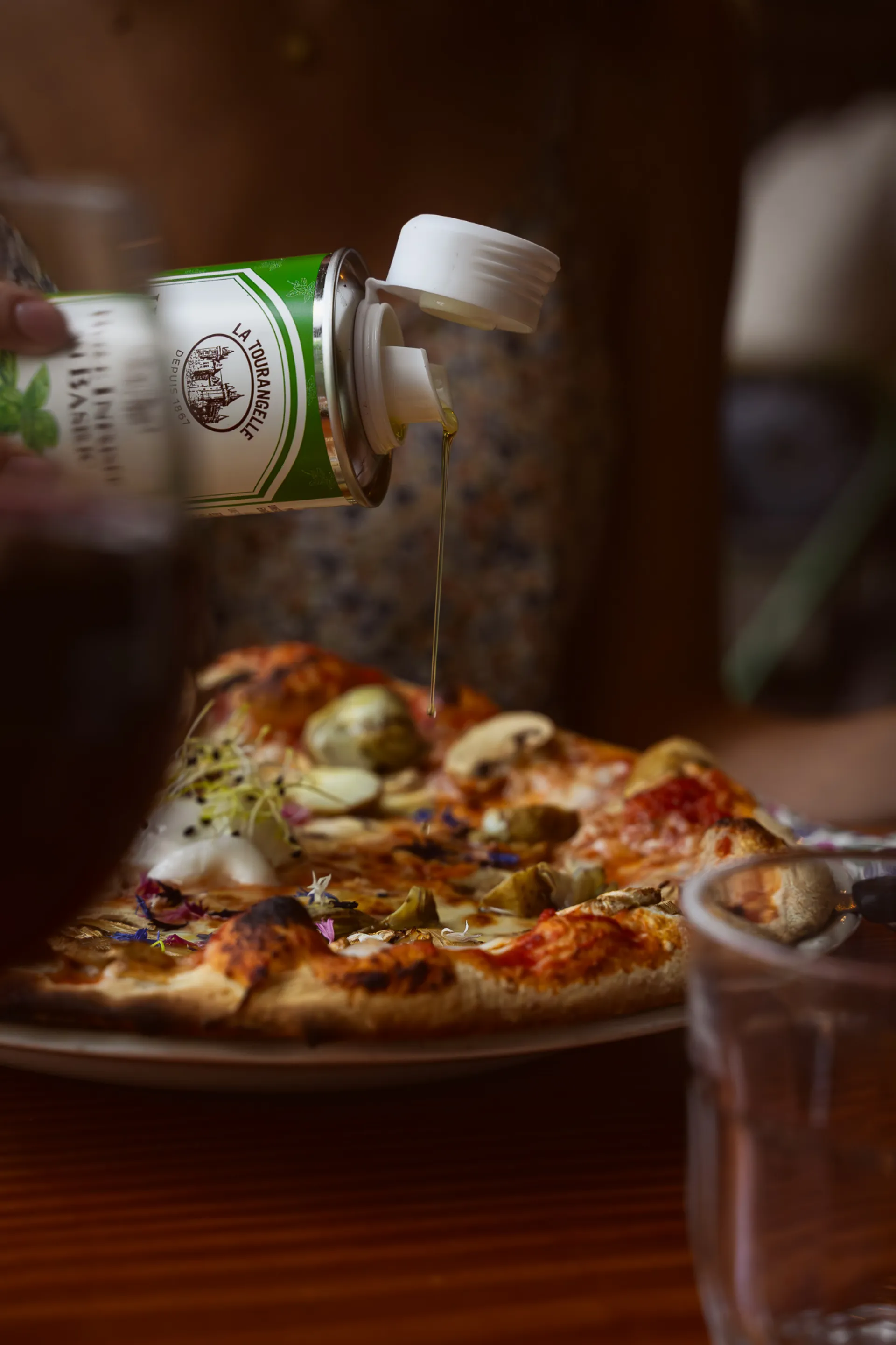 Huile d'olive sur pizza