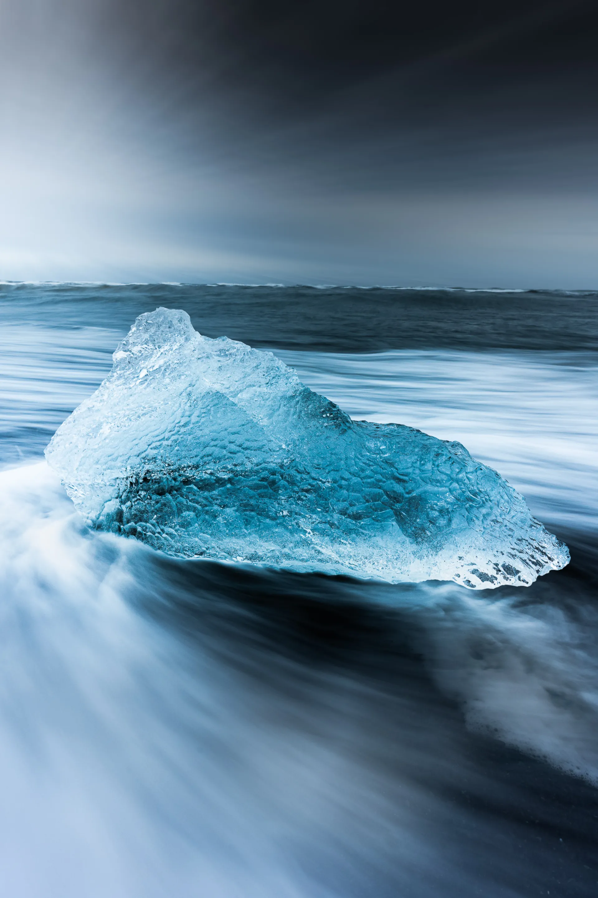 Iceberg sur une plage de vagues