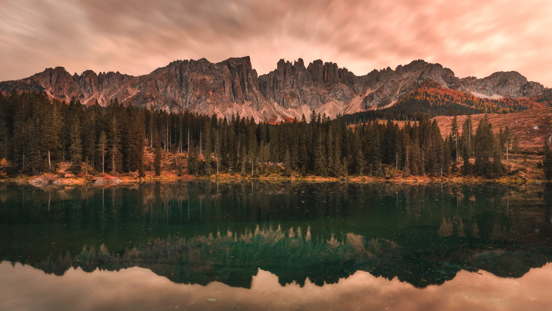 Lac et reflets dans les Dolomites