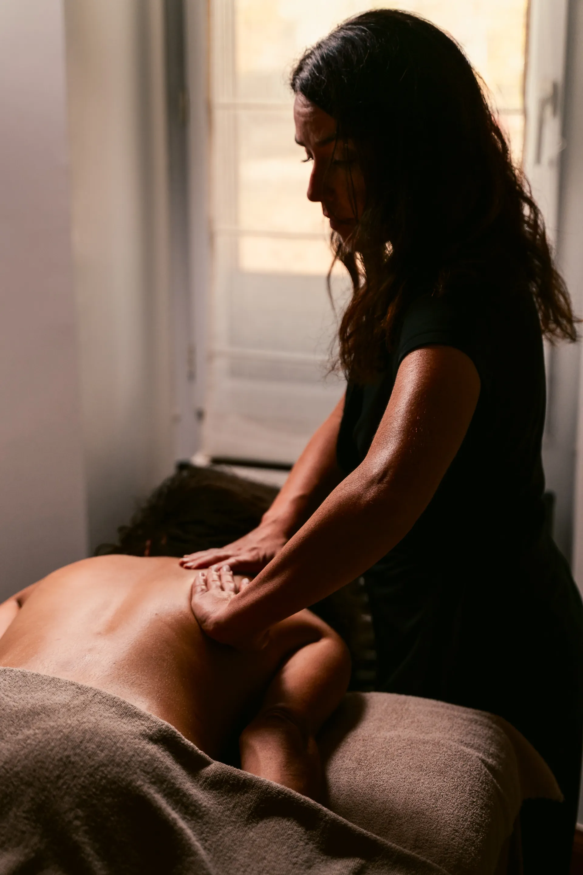 Massage dans une lumière dorée