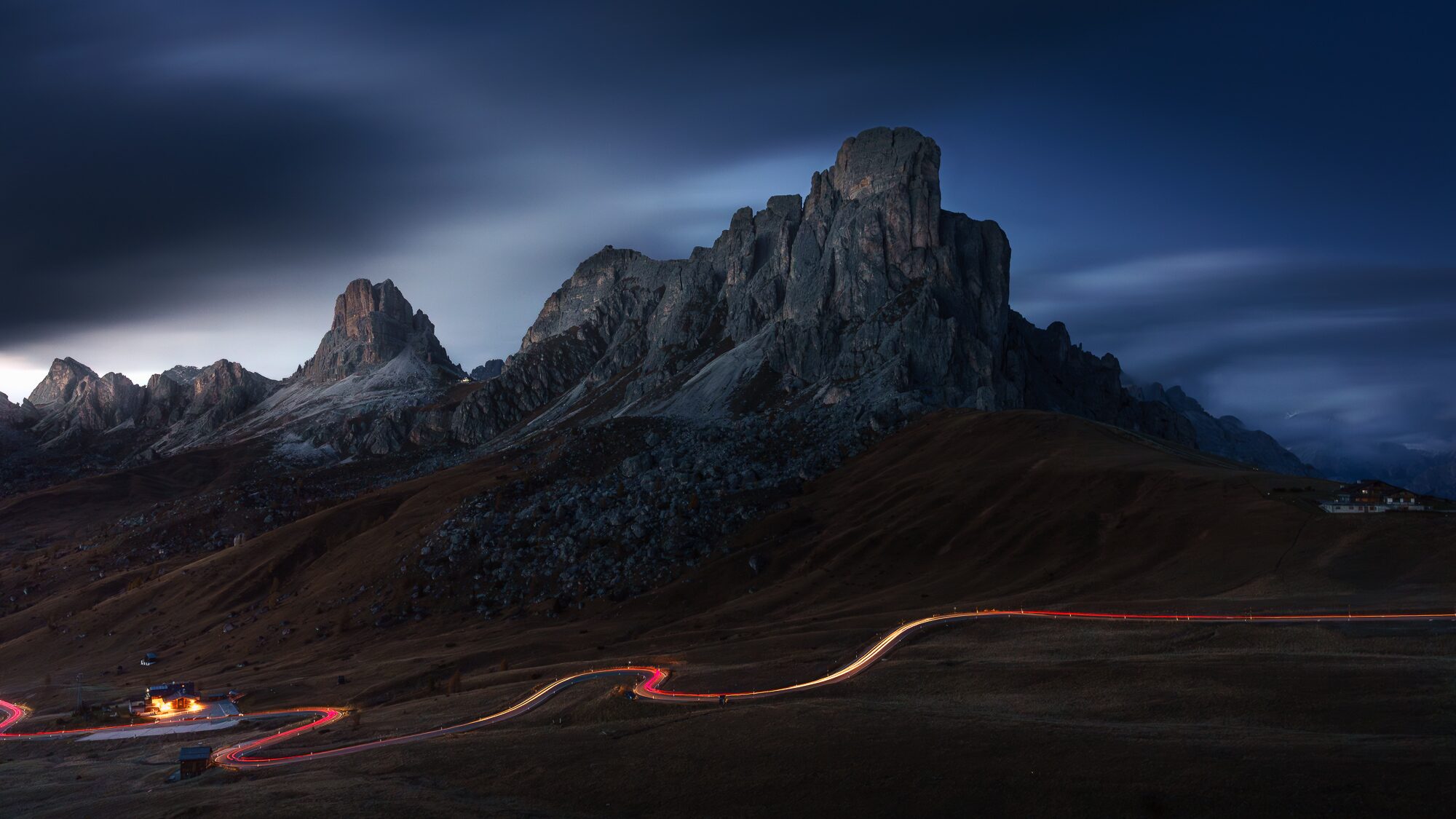 Route serpentant au pied du Passo Giau dans les Dolomites au crépuscule