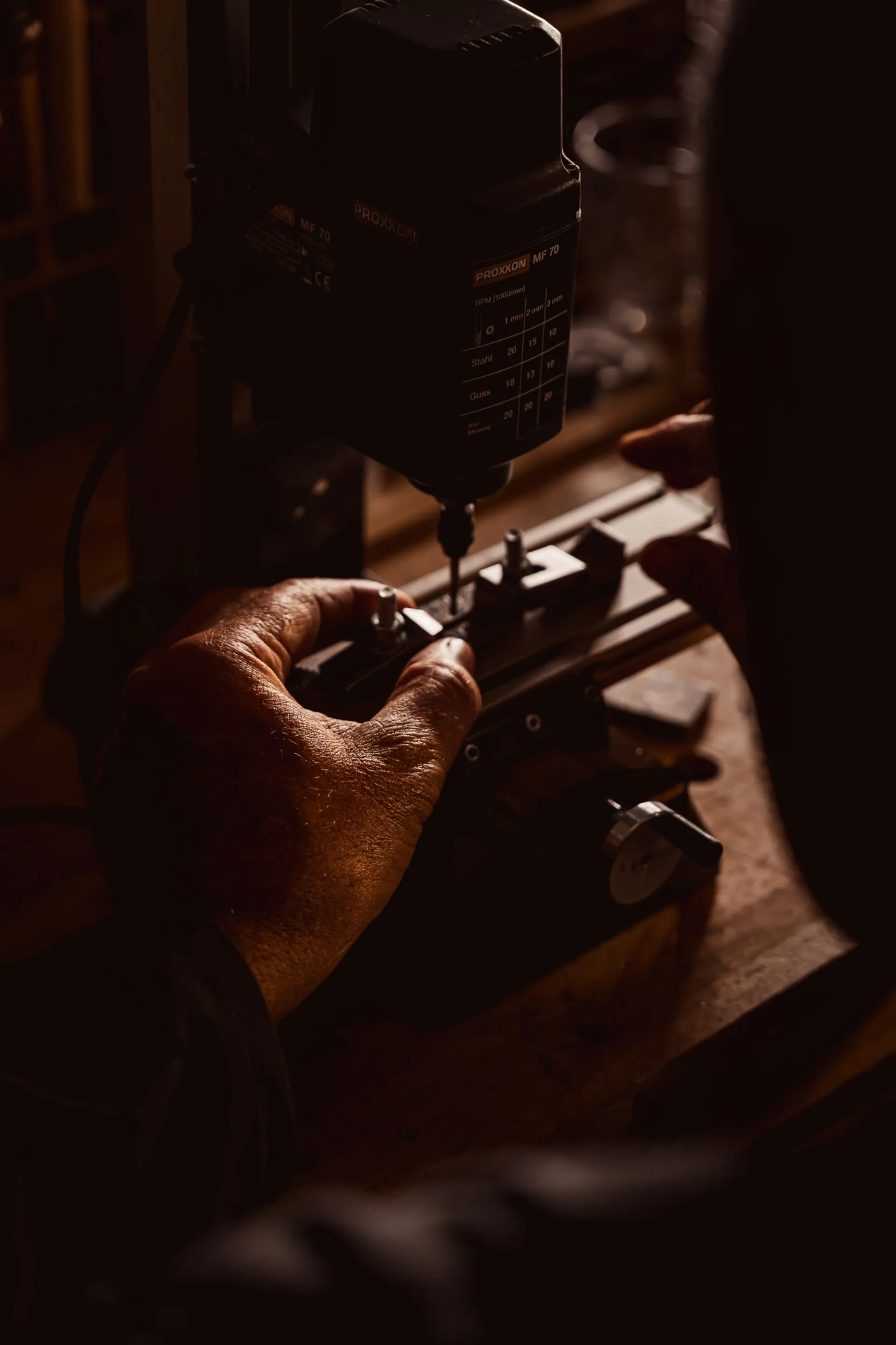 Artisan à la perceuse