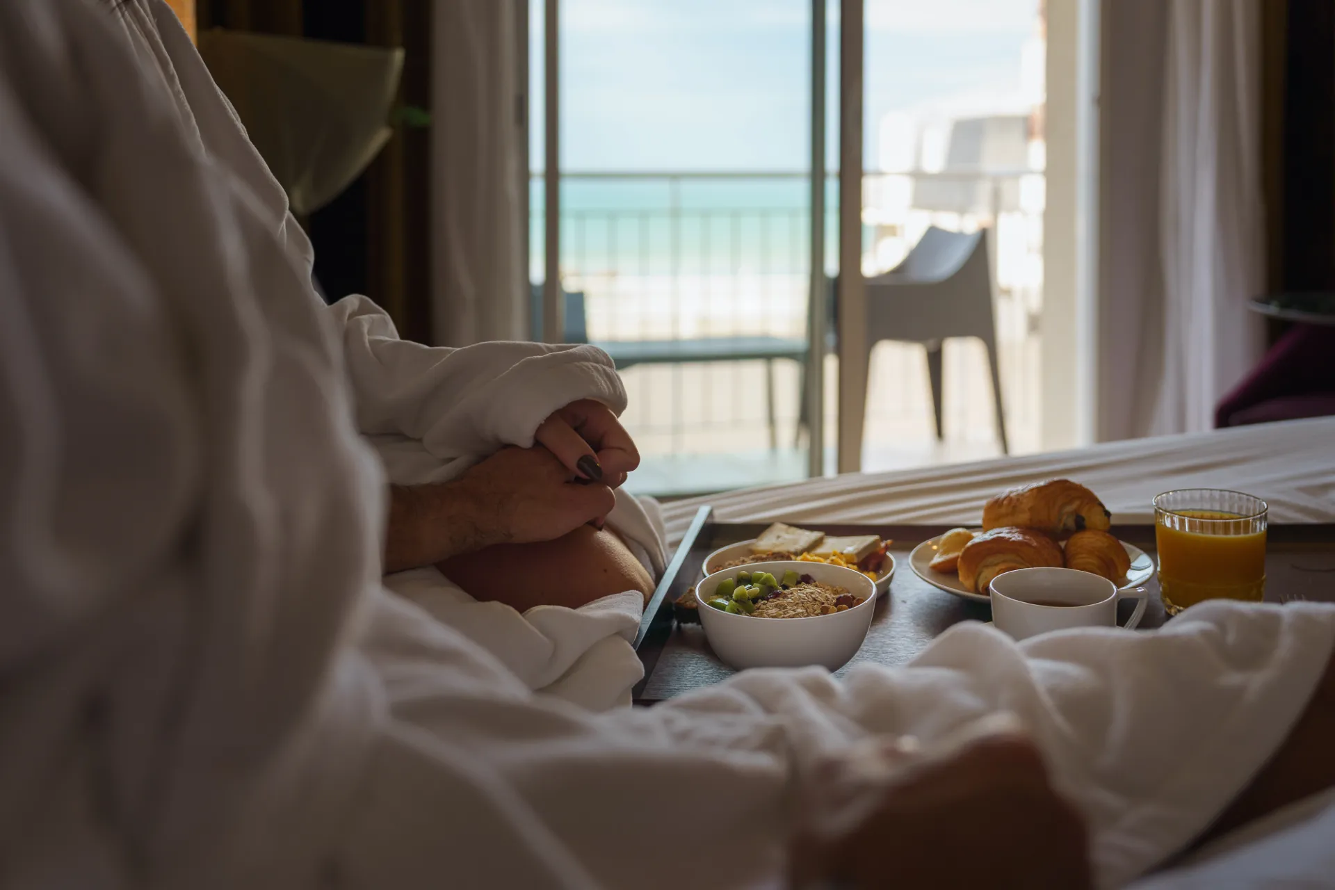 Petit-déjeuner au lit avec vue sur la mer