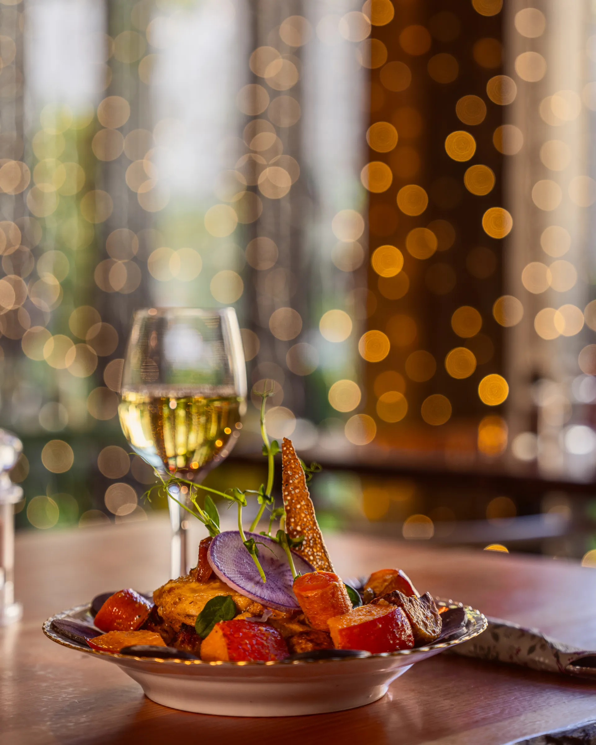 Plat et verre de vin