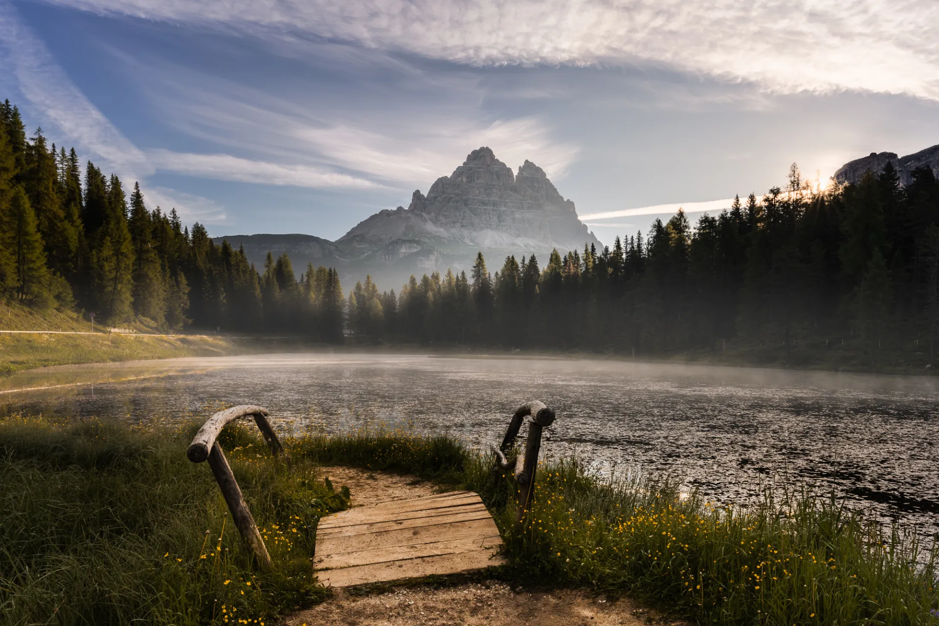 Ponton au bord d'un lac dans la brume