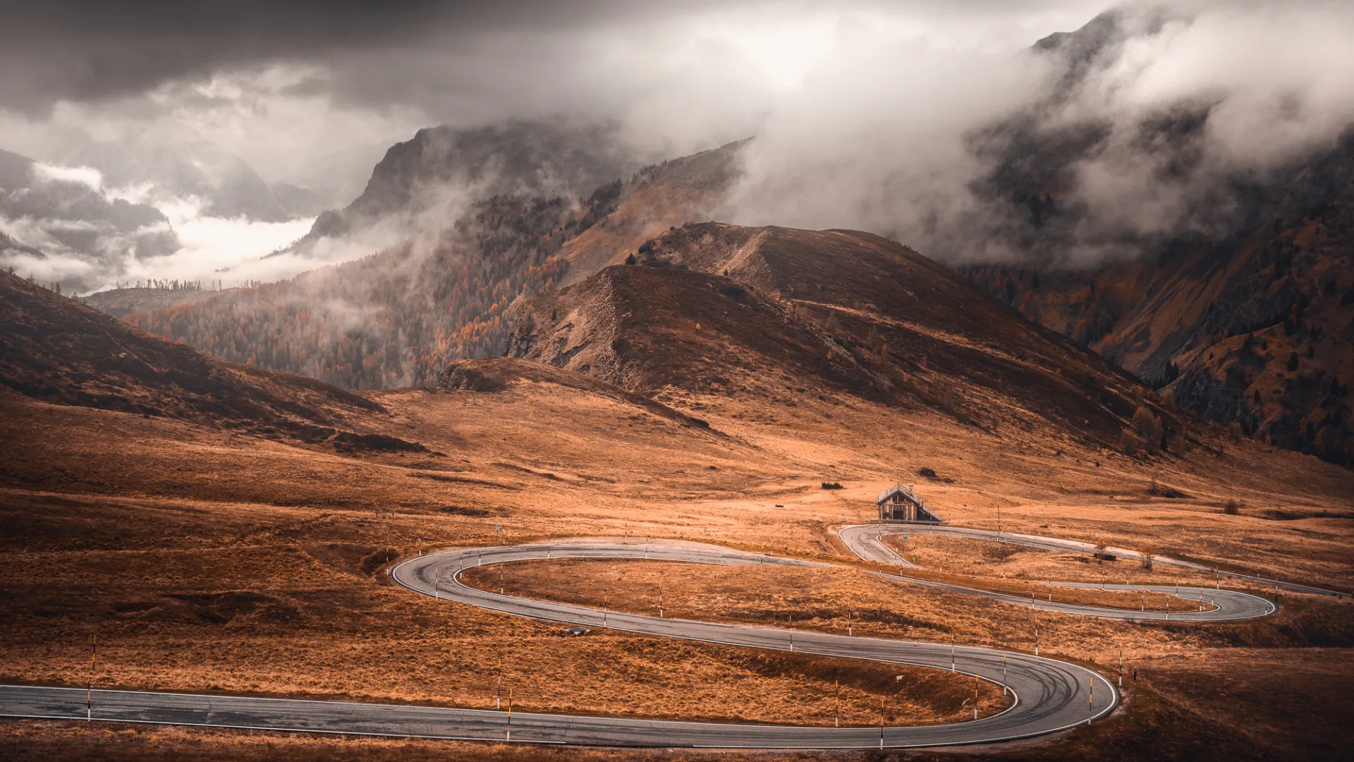 Route en lacets dans la montagne
