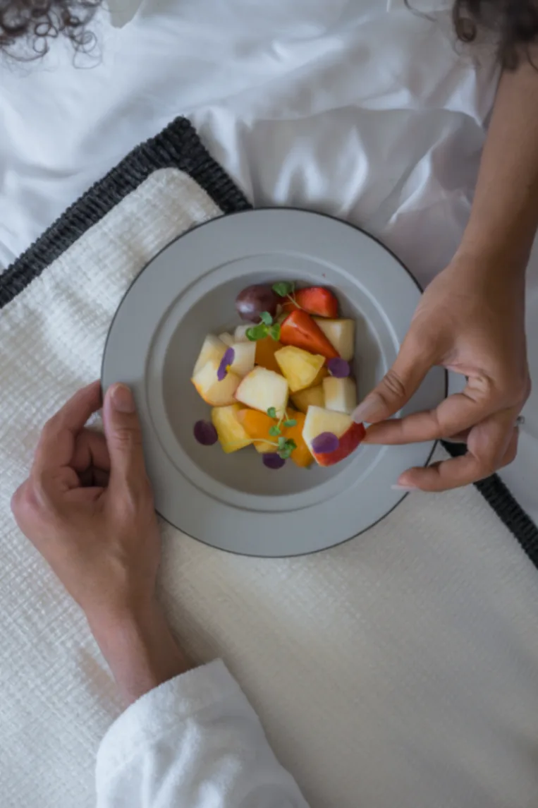 Salade de fruits frais servie au petit-déjeuner au lit