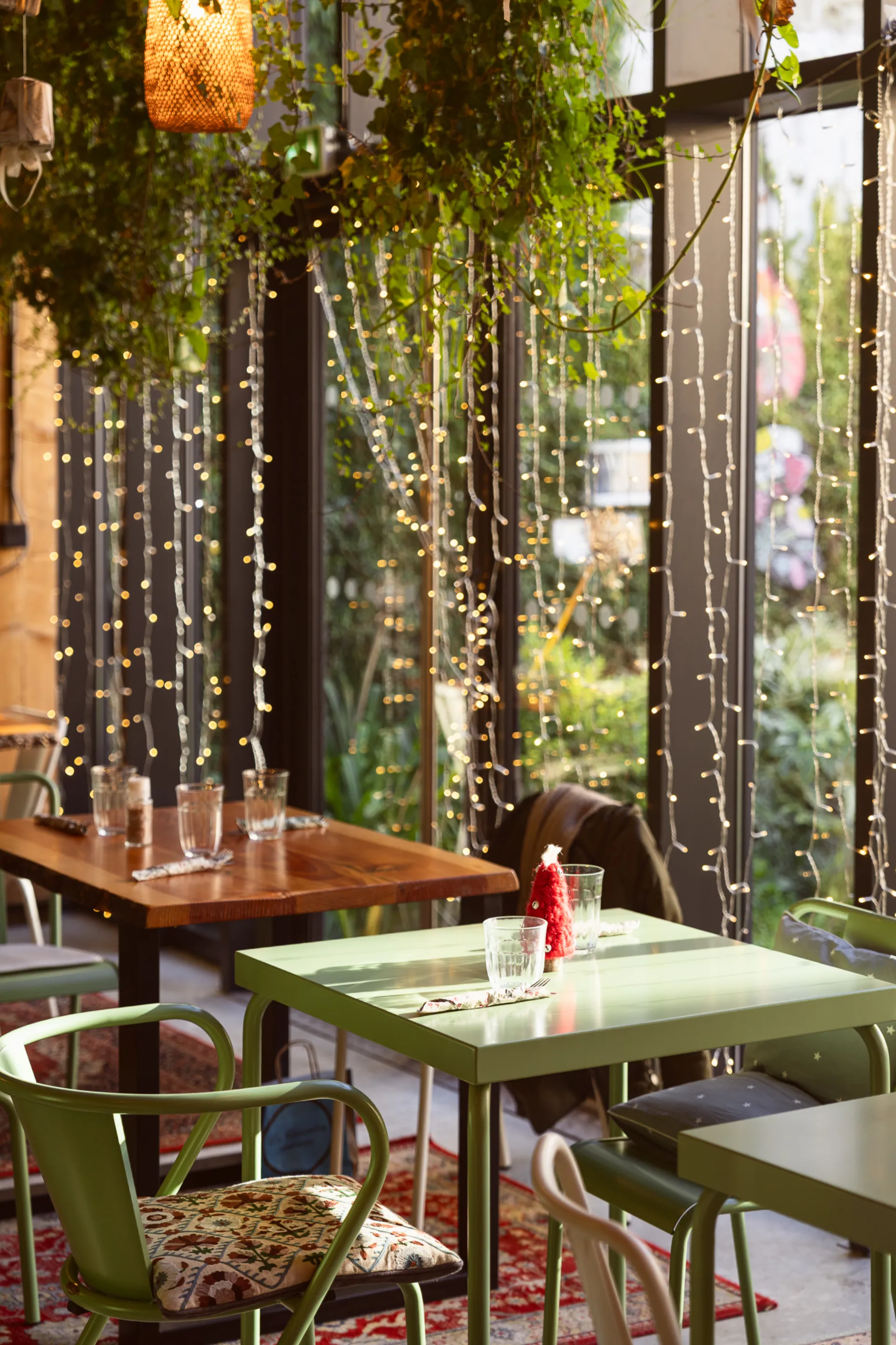 Salle lumineuse de restaurant