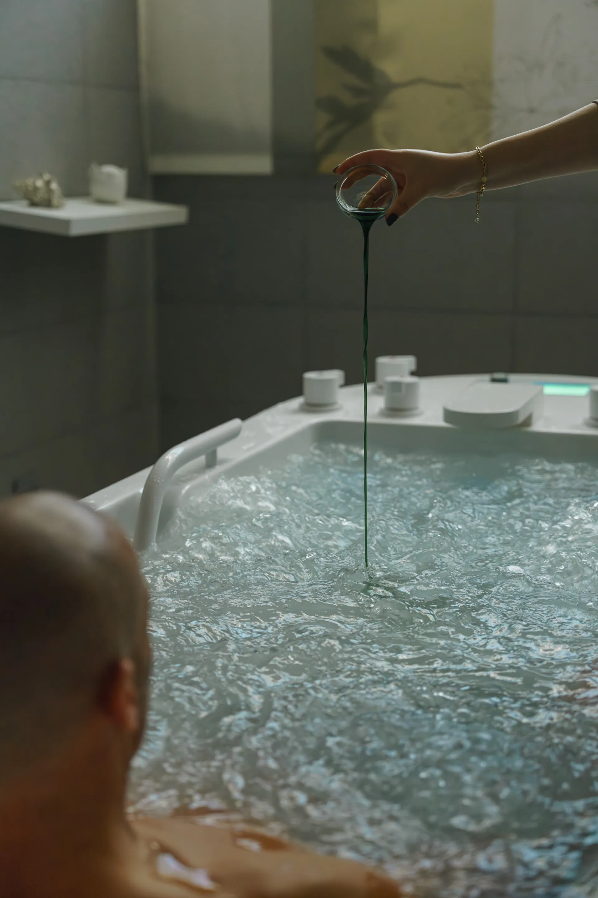 Soin aux huiles dans un jacuzzi