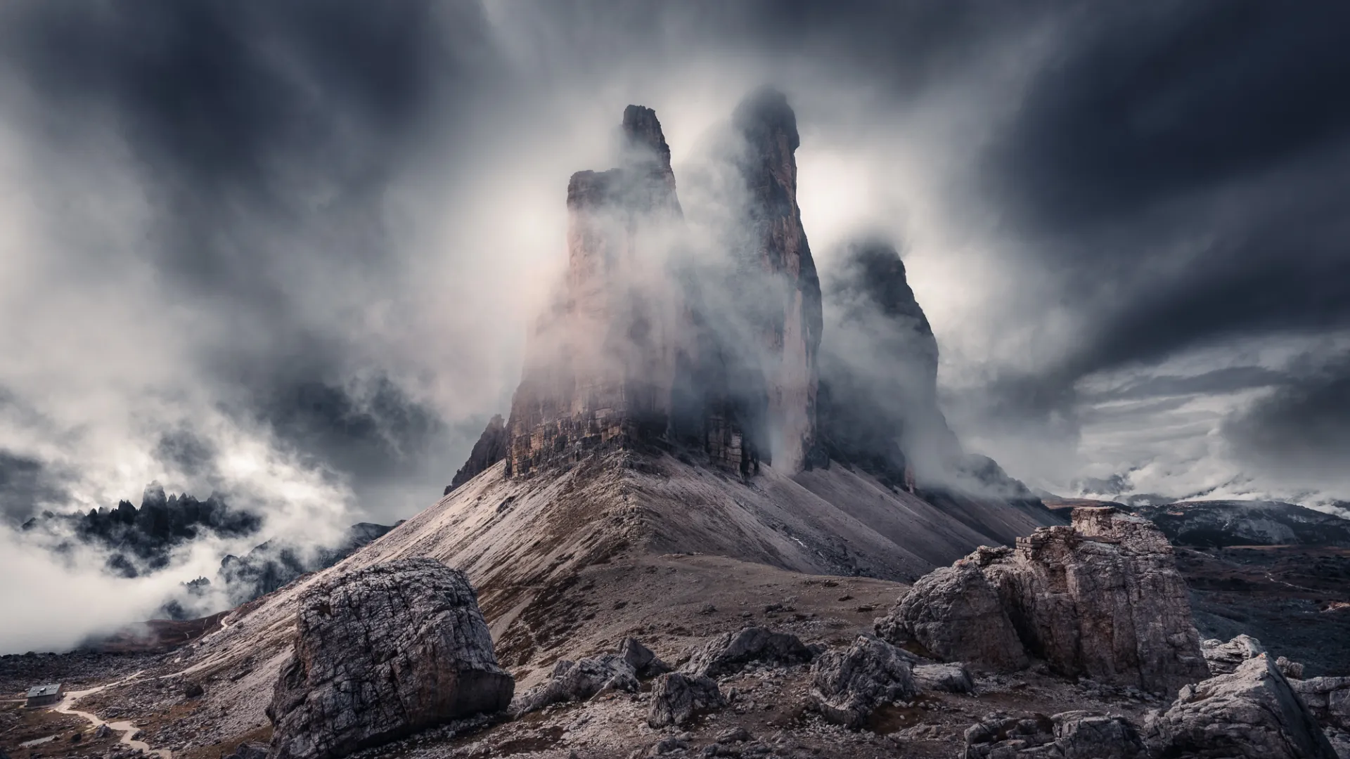 Sommets dans la brume des Dolomites
