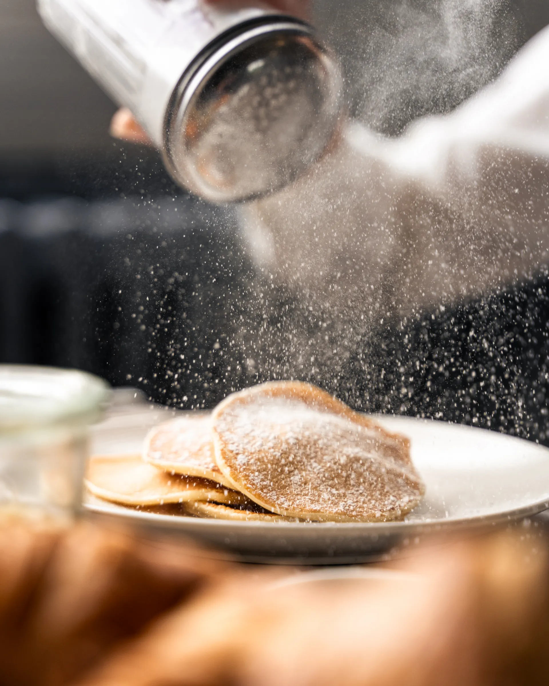 Sucre glace saupoudré sur des pancakes