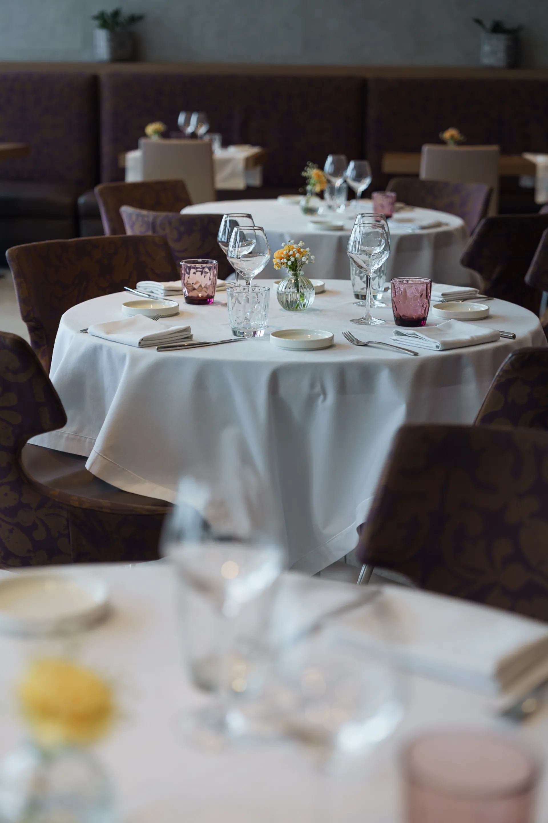 Tables dressées élégantes de restaurant