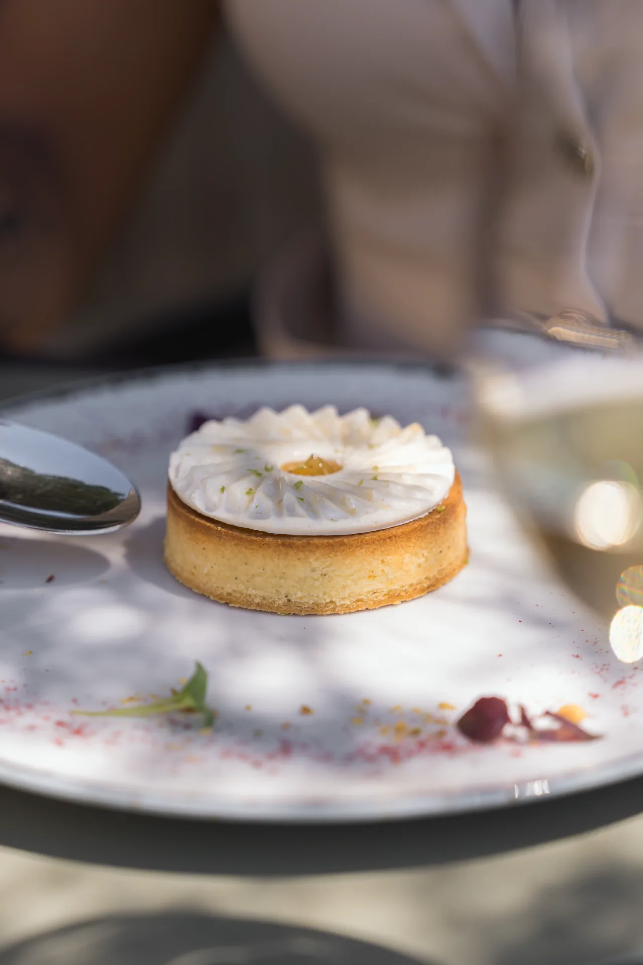 Tarte au citron meringuée servie au restaurant